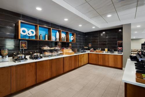 a restaurant with a counter with food on it at SpringHill Suites by Marriott Richmond North/Glen Allen in Richmond