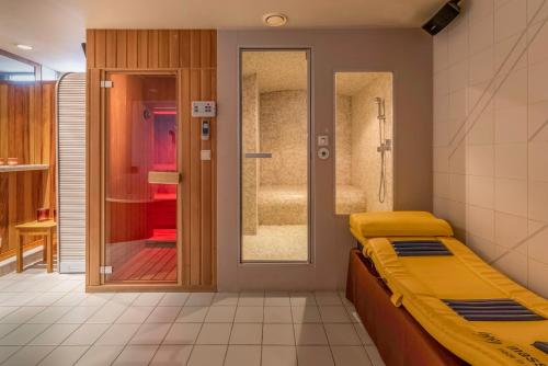 Zimmer mit einem Bett und einer Glastür in der Unterkunft BeautyD RED ROOM centrum Gullegem in Wevelgem