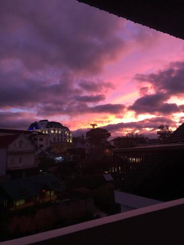 a view of a sunset from a balcony at Anita homestay Dalat in Khu Chi Lăng