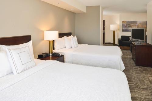 Habitación de hotel con 2 camas y TV en SpringHill Suites by Marriott Lancaster Palmdale, en Lancaster
