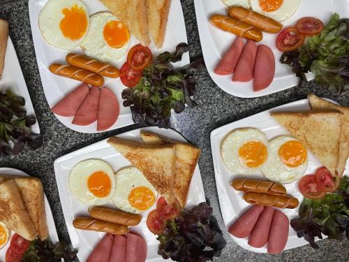 una mesa cubierta con platos de huevos y pan en วิวดอยคอฟฟี่ โฮมสเตย์, 