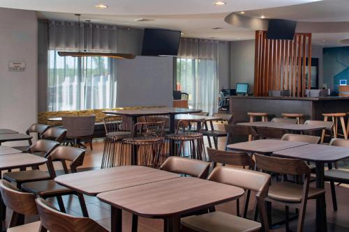 a restaurant with tables and chairs in a room at SpringHill Suites St. Louis Airport/Earth City in Bridgeton