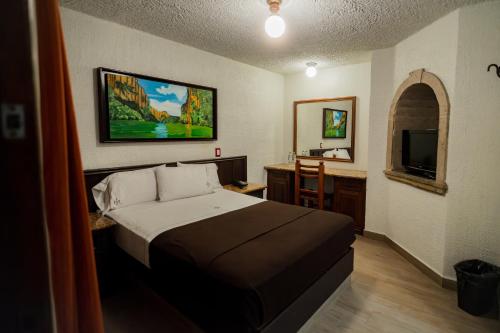Postel nebo postele na pokoji v ubytování Hotel Don Quijote Plaza - Guadalajara Centro Historico