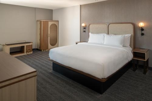 a large white bed in a hotel room at Courtyard by Marriott Santa Cruz in Santa Cruz