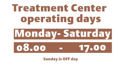um sinal que diz centro de tratamento operando dias segunda-feira e domingo está desligado em Karvan Hotel Naftalan em Naftalan