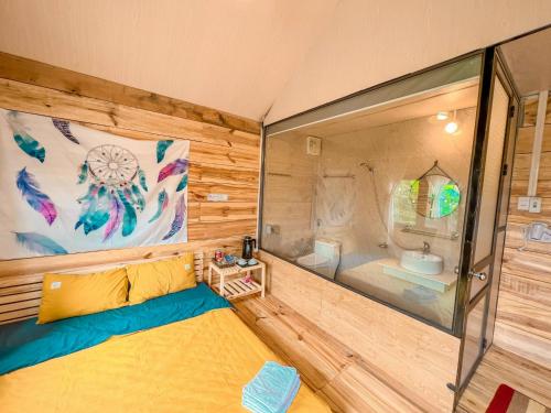 a room with a shower and a bed in a room at Lacasa home&coffee Mộc Châu in Mộc Châu