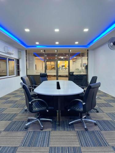 a conference room with a white table and chairs at Diamond de pai in Pai