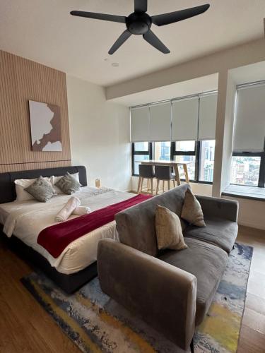 Una cama o camas en una habitación de Ceylonz Suites KLCC, Bkt Bintang