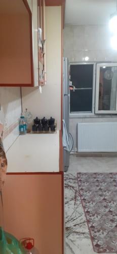 una cucina con piano di lavoro e frigorifero di Elbistan a Elbistan