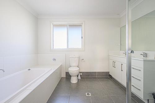 Ένα μπάνιο στο Colebee Modern 5BR House Spacious & Close to Park