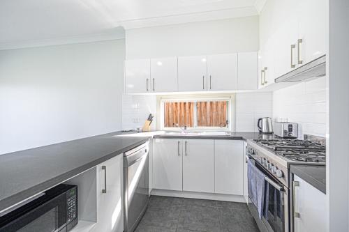 Η κουζίνα ή μικρή κουζίνα στο Colebee Modern 5BR House Spacious & Close to Park