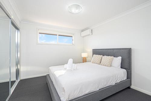 Ένα ή περισσότερα κρεβάτια σε δωμάτιο στο Colebee Modern 5BR House Spacious & Close to Park