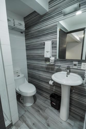 Un baño de HOTEL LEMON GREEN -Zona Expo Frente al Centro de Convenciones