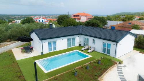 uma vista aérea de uma casa com piscina em Villa Corona Cordis em Banjole