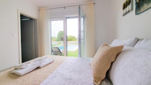 um quarto com uma cama com duas toalhas em Villa Corona Cordis em Banjole