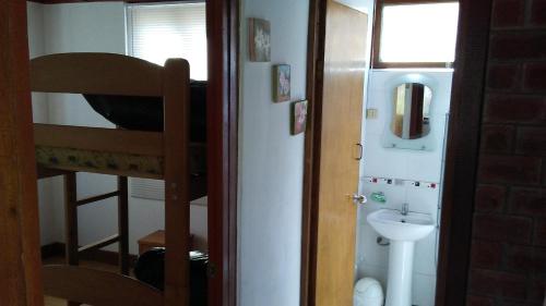 謝內吉亞區的住宿－Casa de campo en Cieneguilla con Piscina，客房内设有带水槽和卫生间的浴室