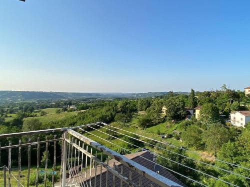 - Balcón de casa con vistas al campo en Un Tetto Sulle Nuvole by SMART-HOME, en Tagliolo Monferrato