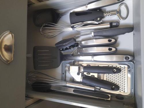 un cajón lleno de utensilios de cocina en una nevera en Kirkcudbright Holiday Apartments - Apartment F, en Kirkcudbright