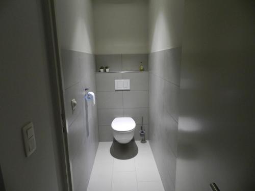 a small bathroom with a toilet in a room at Fleur d’ Amour in Heuvelland