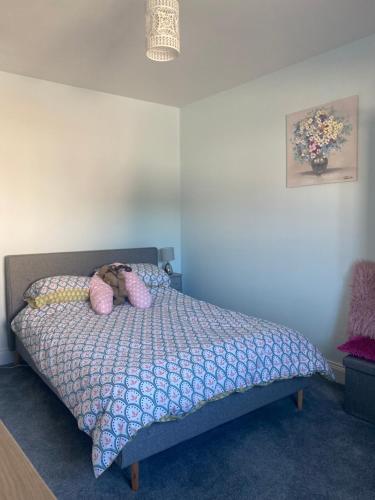 un dormitorio con una cama con dos animales de peluche en Cosy home en Dungarvan