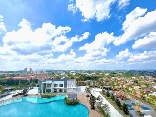 una vista aérea de una piscina en un complejo en SKS Habitat 461 2BR 4-5pax Larkin Johor Bahru en Johor Bahru
