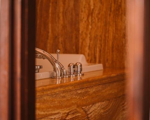 umywalkę w łazience z kranem chromowanym w obiekcie Hotel Copernicus w Krakowie