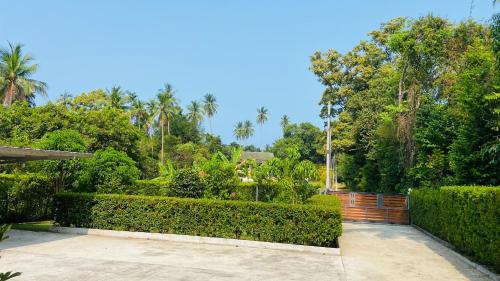 Taman di luar Sean Sabai Luxury & Natural Private Pool Villa