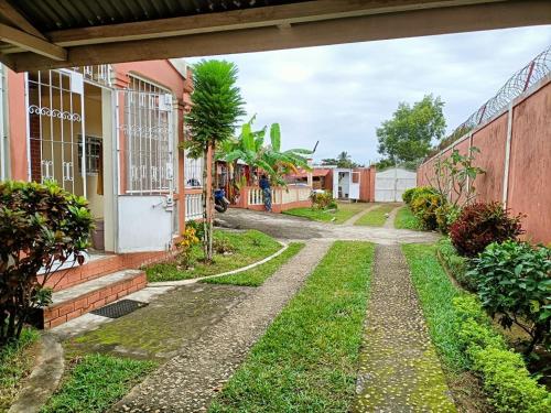 eine leere Straße vor einem Gebäude in der Unterkunft Chez Nofy Toamasina in Toamasina