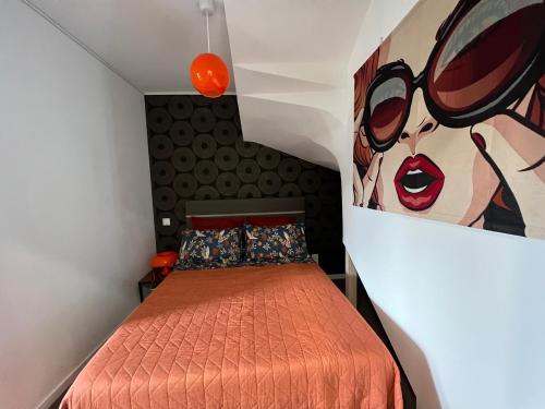 Schlafzimmer mit einem Bett mit Wandgemälde in der Unterkunft Appartement - Galerie POP ART - Trentemoult in Rezé
