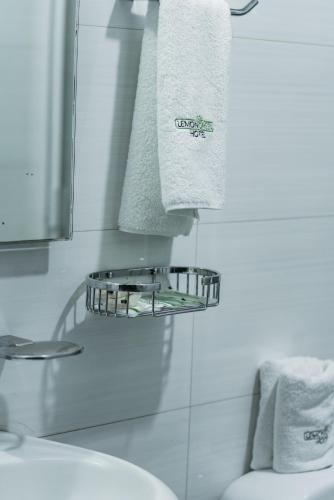 Un baño de HOTEL LEMON GREEN -Zona Expo Frente al Centro de Convenciones