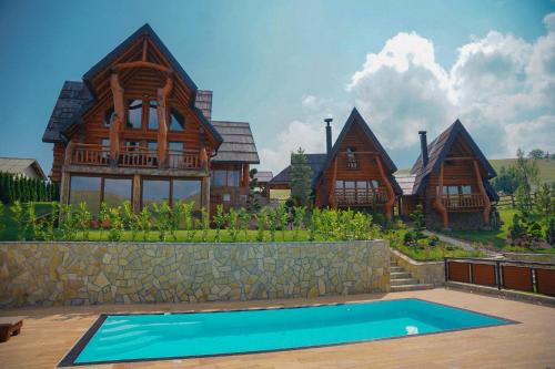 Πισίνα στο ή κοντά στο Wooden Valley Zlatibor Resort