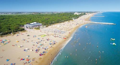 an overhead view of a crowded beach with people at Camping Union Lido in Cavallino-Treporti