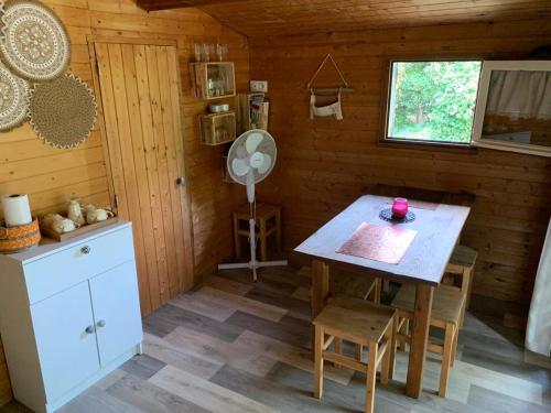 une chambre avec une table et des chaises dans une cabine dans l'établissement les petits chalets de DUDU, à La Voulte-sur-Rhône
