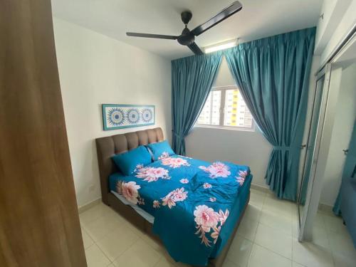 Schlafzimmer mit einem Bett mit blauer Bettwäsche und einem Fenster in der Unterkunft KLIA KLIA2 Alanis Sepang Putrajaya Cyberjaya Nilai by 3SIBS in Sepang