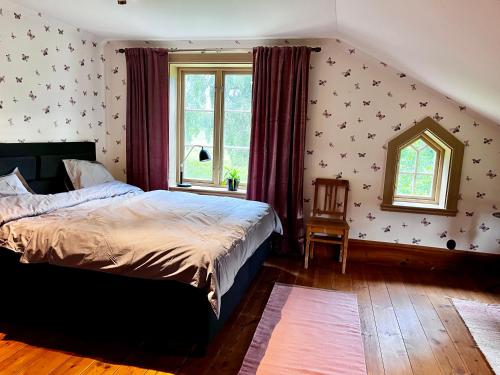 een slaapkamer met een bed en een raam bij Dalen in Hökerum