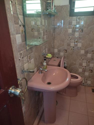 Bilik mandi di Red Rose Villa Mirissa