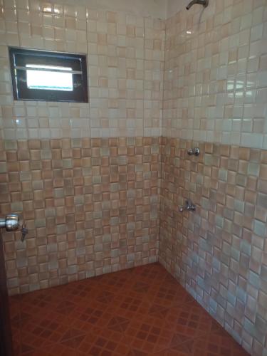 Bilik mandi di Red Rose Villa Mirissa