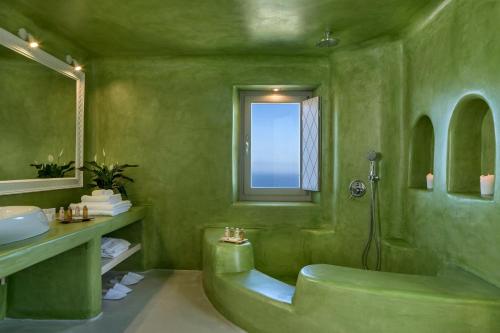 Koupelna v ubytování Skyfall Suites - Adults Only