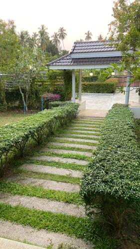 Taman di luar Sean Sabai Luxury & Natural Private Pool Villa