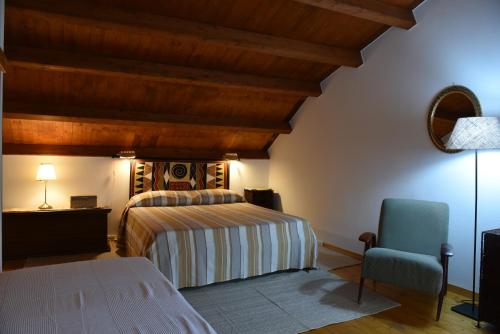 una camera con due letti e una sedia di Il Filo di Arianna Cottage di Campagna a Colonnella