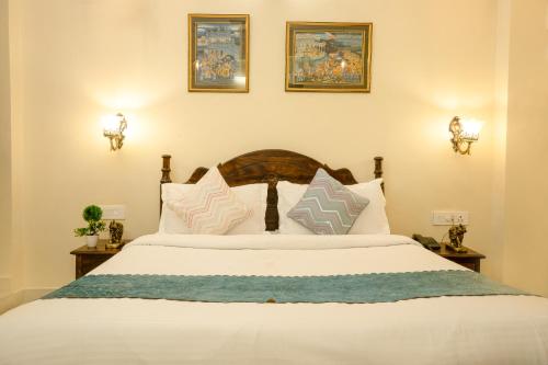 Postel nebo postele na pokoji v ubytování Tripli Hotels Shiv Villas
