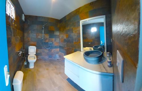 bagno con lavandino, servizi igienici e specchio di Furnished Townhouse - Grand Baie a Grand Baie