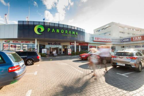 a group of cars parked in front of a store at Apartament Słoneczny in Poznań