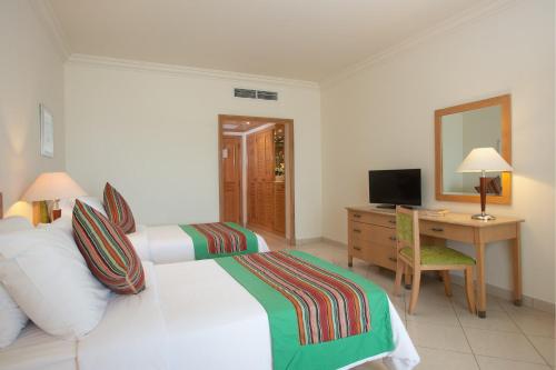 Postel nebo postele na pokoji v ubytování Movenpick Taba Resort & Spa