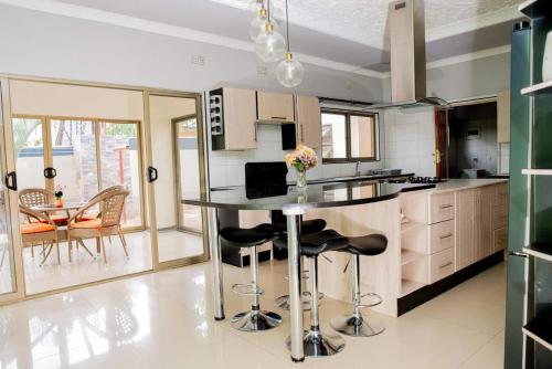 Una cocina o zona de cocina en EMC Luxury 4BR Villa ,Pool, Solar , Starlink Wifi