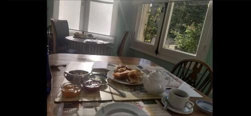 Una mesa con un plato de comida encima. en La brasserie chambre d'hotes de Delphine, en Saulgé