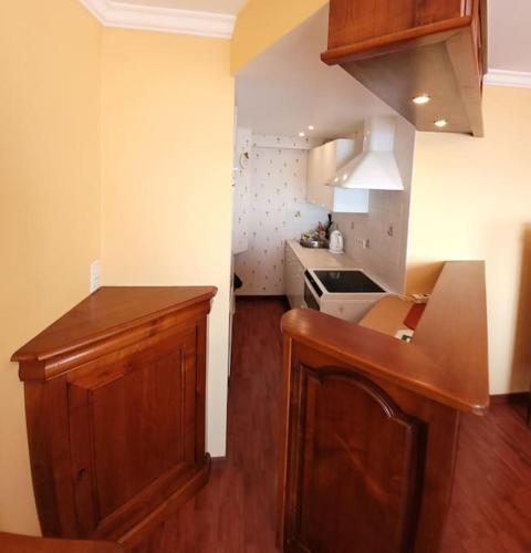 une cuisine avec un comptoir en bois dans une pièce dans l'établissement L'échappée marine - Les Gîtes de la Côte d'Amour, au Croisic