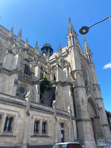 un bâtiment avec une voiture garée devant lui dans l'établissement Bienvenue à la réderie d’Amiens, à Amiens