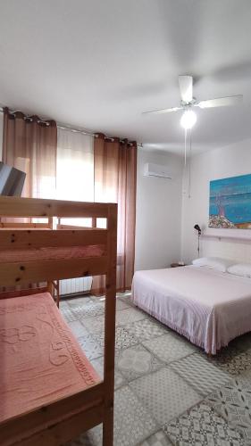 um quarto com 2 camas e uma ventoinha de tecto em Casa Elvezia Guest House em SantʼElpidio a Mare