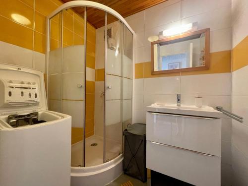 La salle de bains est pourvue d'une douche, de toilettes et d'un lavabo. dans l'établissement Alpes Sweet Home - Concorde Moon' Tain, à L'Alpe-d'Huez